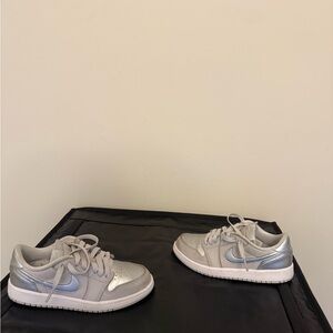 Nike Dunks Low Metallic Silver Boys Size (1)